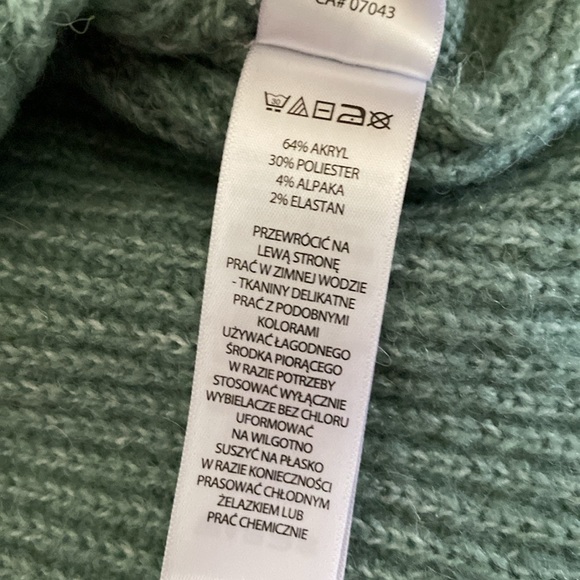 Yes Lola crew neckline ribbed knit sweater, buttons details, boxy! Size Small - Picture 12 of 17